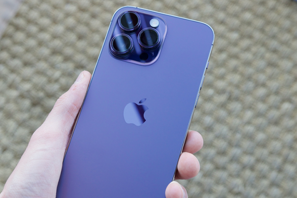 Trong ánh sáng thường, iPhone 14 Pro Max màu tím vẫn cực kỳ hấp dẫn mọi ánh nhìn